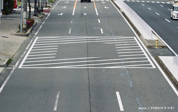 的外れなクラクションに困惑…　道路に描かれた『白い枠』の大事な意味とは