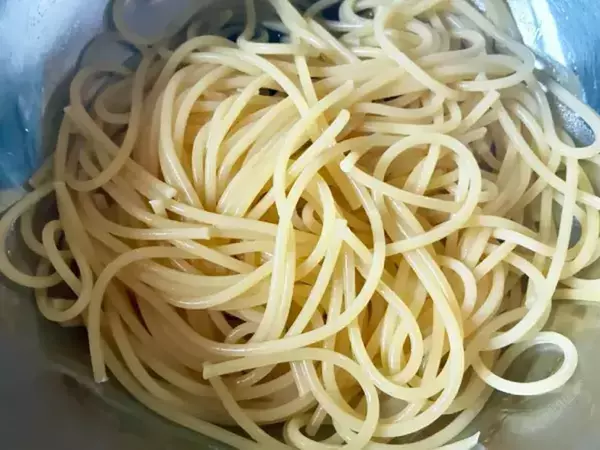 ゆでたてのパスタに『小さじ２杯』と… 和風パスタに家族が「一瞬で完食」