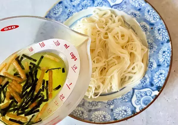 そうめんに『1袋』かけるだけ　めんつゆいらずの一皿に「手軽でおいしい」