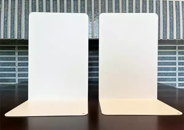 玄関の『壁際』にブックエンドを設置すると悩み解消！　3分でできる収納術に「助かった！」