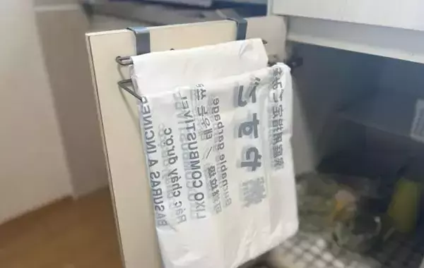 シンク下の扉にかけるだけで収納アップ！　330円『タオルハンガー』の思わぬ活用法【3COINS】