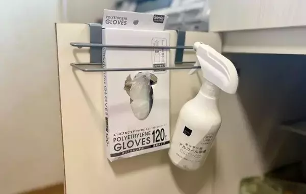 シンク下の扉にかけるだけで収納アップ！　330円『タオルハンガー』の思わぬ活用法【3COINS】