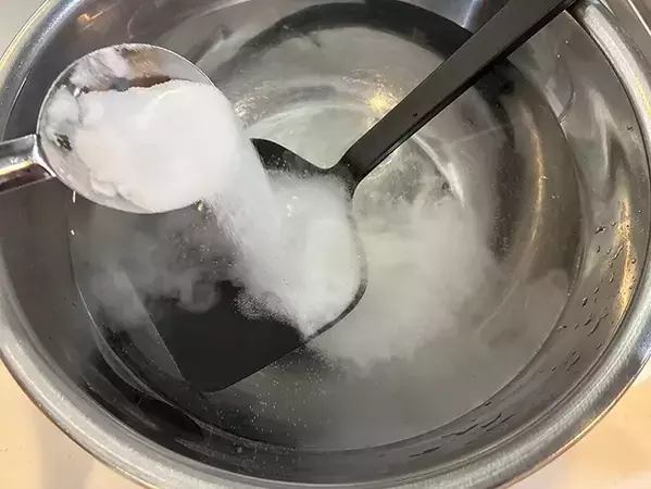 酢と重曹を『大さじ1杯』入れて1時間　シリコンの汚れが簡単に落ちる方法
