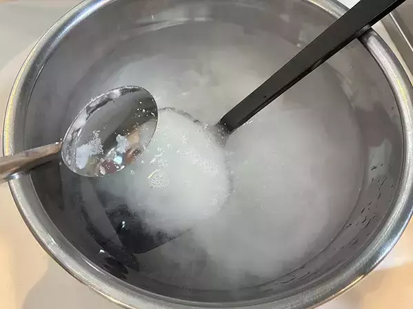酢と重曹を『大さじ1杯』入れて1時間　シリコンの汚れが簡単に落ちる方法