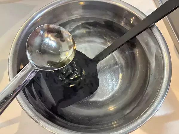 酢と重曹を『大さじ1杯』入れて1時間　シリコンの汚れが簡単に落ちる方法