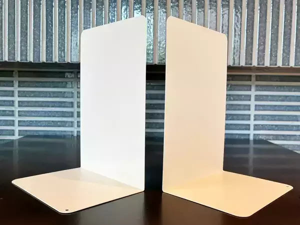 ヒジ掛けに『コの字』にしたブックエンドを設置　トレイと組み合わせるDIYが快適だった！