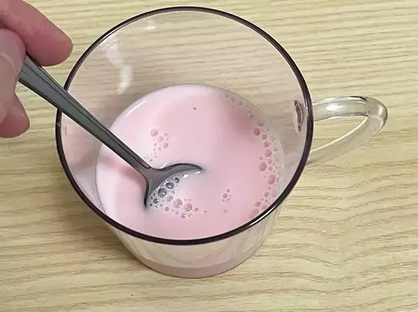 牛乳に『20ml』入れてみて　製氷皿に注いで4時間、絶品アイスに
