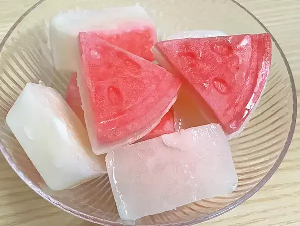牛乳に『20ml』入れてみて　製氷皿に注いで4時間、絶品アイスに