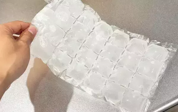 ダイソーの『アイスバッグ』、水を凍らせるだけじゃない！　110円で「夏の困りごと」を解決