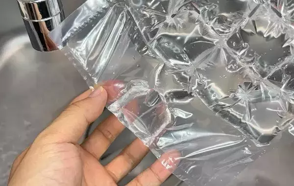 ダイソーの『アイスバッグ』、水を凍らせるだけじゃない！　110円で「夏の困りごと」を解決