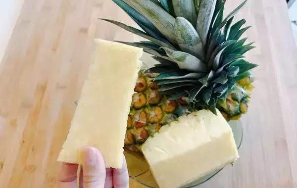パイナップルの『芯』の思わぬ活用法　リンゴジュースで煮るだけで「本格トロピカル」「夏にぴったり！」