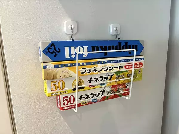 110円でキッチンがスッキリ！　セリアのラックで作る『浮かせる収納』が便利