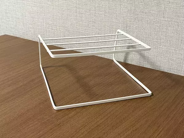 110円でキッチンがスッキリ！　セリアのラックで作る『浮かせる収納』が便利