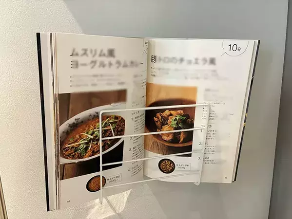 110円でキッチンがスッキリ！　セリアのラックで作る『浮かせる収納』が便利