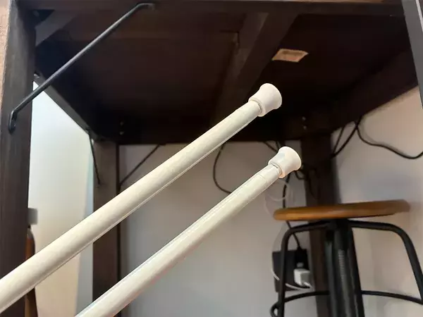 つっぱり棒を机の『下』で使うと便利！　2本をティッシュ収納に生かす方法が「天才！」