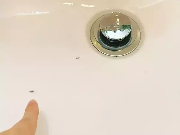 洗面台の掃除が減る！　簡単にできる“穴あき袋”が、ちょっと便利