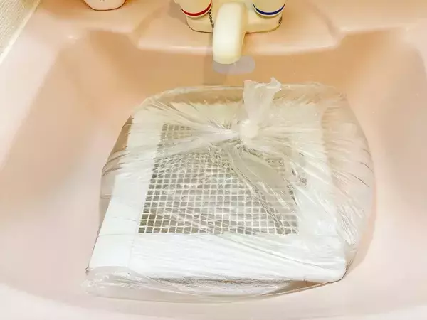 洗面台の掃除が減る！　簡単にできる“穴あき袋”が、ちょっと便利