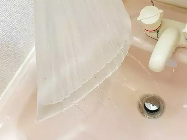 洗面台の掃除が減る！　簡単にできる“穴あき袋”が、ちょっと便利