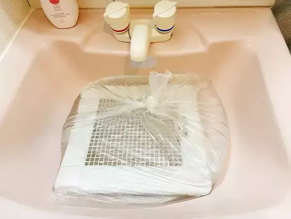 洗面台の掃除が減る！　簡単にできる“穴あき袋”が、ちょっと便利