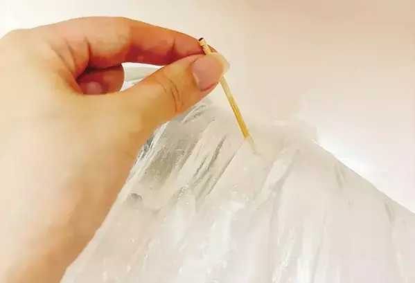 洗面台の掃除が減る！　簡単にできる“穴あき袋”が、ちょっと便利