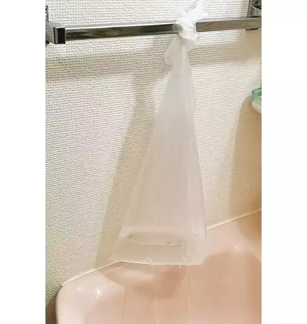 洗面台の掃除が減る！　簡単にできる“穴あき袋”が、ちょっと便利