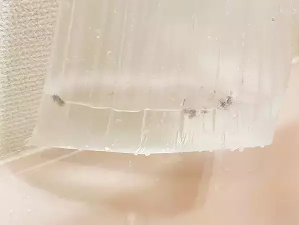 洗面台の掃除が減る！　簡単にできる“穴あき袋”が、ちょっと便利