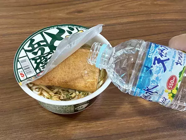 カップうどんに水を注いで1時間　夏や災害時に助かる『お湯なし調理法』がこちら