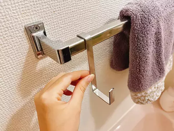 身支度の時短になる！　洗面台のタオル掛けに『フック』を吊るすと【活用4選】