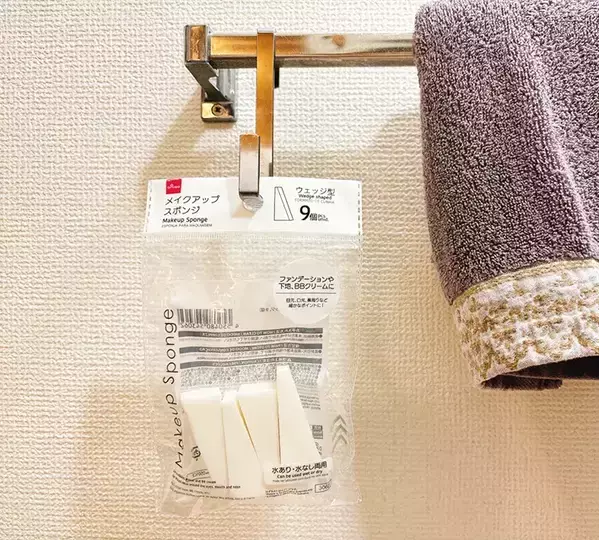 身支度の時短になる！　洗面台のタオル掛けに『フック』を吊るすと【活用4選】
