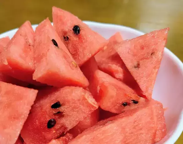 冷凍庫で冷やしたスイカ　氷水にくぐらせると？夏に試したい意外な食べ方とは【ひんやりおやつ4選】