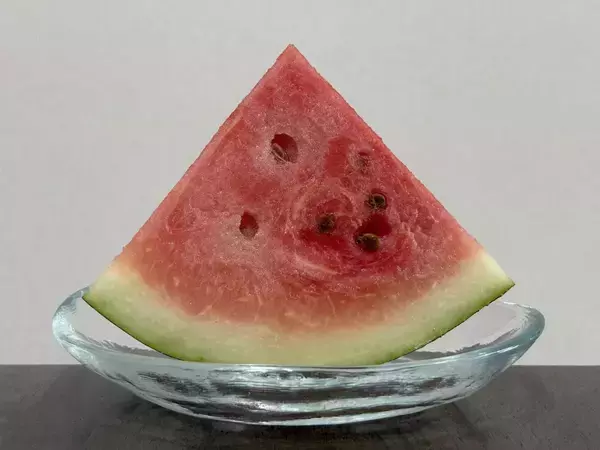 冷凍庫で冷やしたスイカ　氷水にくぐらせると？夏に試したい意外な食べ方とは【ひんやりおやつ4選】
