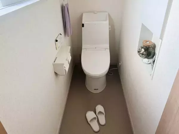 トイレの壁につっぱり棒を設置　間に『ブックエンド』を差し込んで作ったものとは？【収納テク4選】