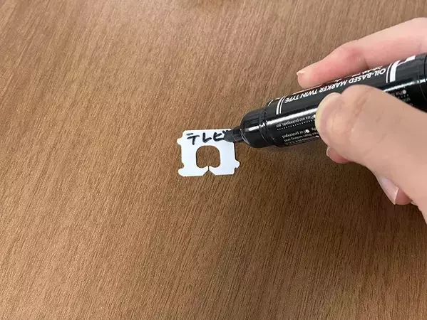 食パンの留め具を机に貼って…　意外な活用法で『プチストレス』を解消