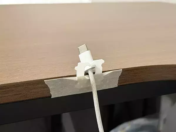 食パンの留め具を机に貼って…　意外な活用法で『プチストレス』を解消