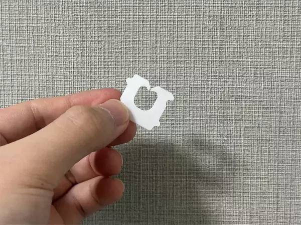 食パンの留め具を机に貼って…　意外な活用法で『プチストレス』を解消