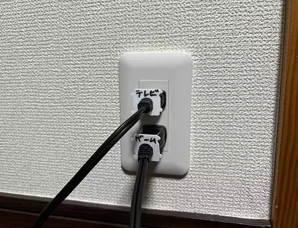 食パンの留め具を机に貼って…　意外な活用法で『プチストレス』を解消
