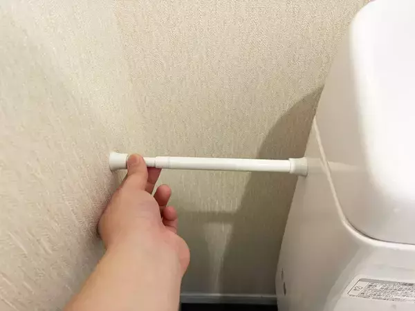 便器横の『デッドスペース』を有効活用！　5分でミニ棚を作る収納術に「座布団3枚！」