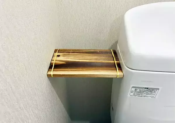 便器横の『デッドスペース』を有効活用！　5分でミニ棚を作る収納術に「座布団3枚！」