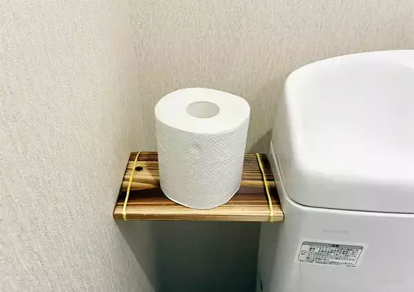 便器横の『デッドスペース』を有効活用！　5分でミニ棚を作る収納術に「座布団3枚！」
