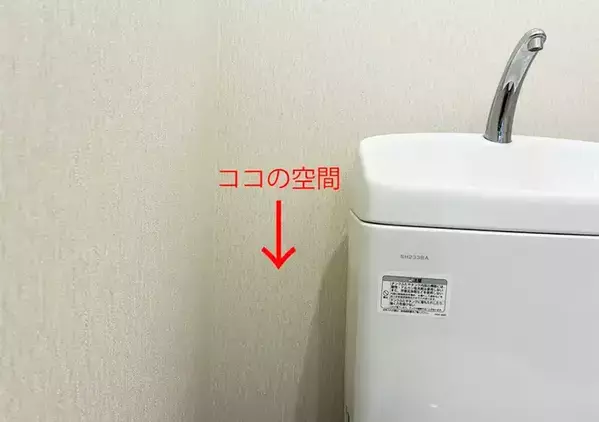 便器横の『デッドスペース』を有効活用！　5分でミニ棚を作る収納術に「座布団3枚！」