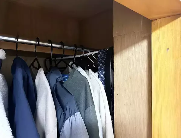 ハンガーパイプにつっぱり棒を『クロス』させると？　クローゼットをより広く使う裏ワザが、こちら