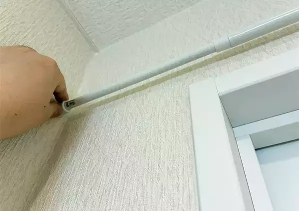 つっぱり棒を『トイレ上部』に設置するのが妙案　3分で市販に負けないラックを作る方法