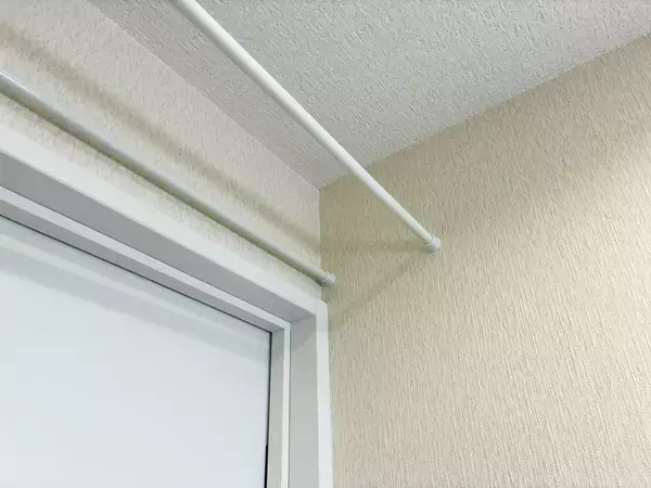 つっぱり棒を『トイレ上部』に設置するのが妙案　3分で市販に負けないラックを作る方法