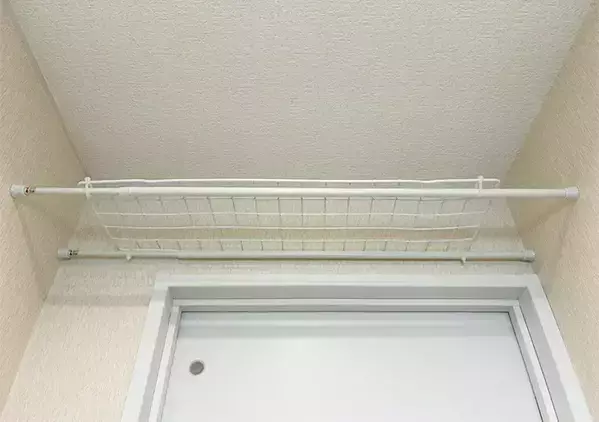 つっぱり棒を『トイレ上部』に設置するのが妙案　3分で市販に負けないラックを作る方法