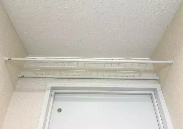 つっぱり棒を『トイレ上部』に設置するのが妙案　3分で市販に負けないラックを作る方法