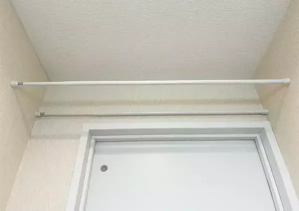 つっぱり棒を『トイレ上部』に設置するのが妙案　3分で市販に負けないラックを作る方法