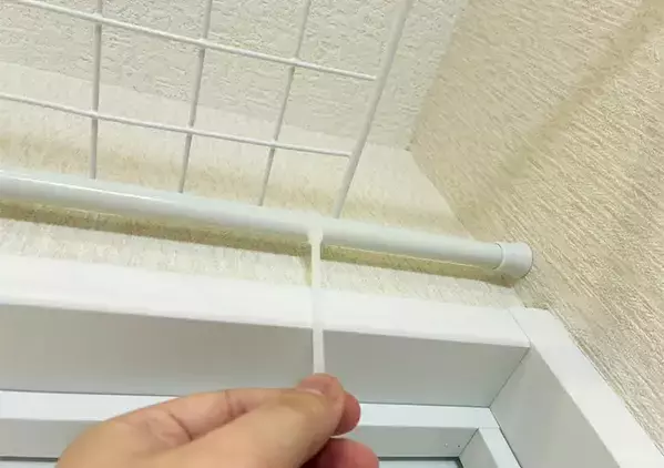 つっぱり棒を『トイレ上部』に設置するのが妙案　3分で市販に負けないラックを作る方法