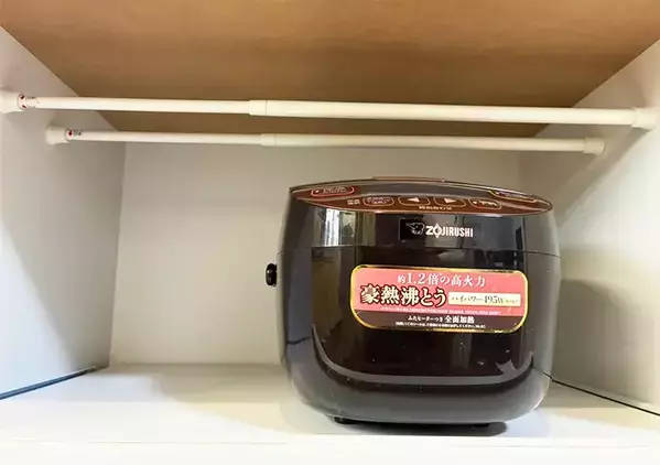 『炊飯器横の空間』につっぱり棒を縦にセット　デッドスペースを有効活用する方法が便利