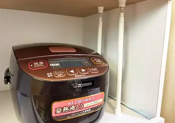 『炊飯器横の空間』につっぱり棒を縦にセット　デッドスペースを有効活用する方法が便利