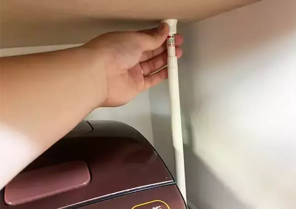 『炊飯器横の空間』につっぱり棒を縦にセット　デッドスペースを有効活用する方法が便利